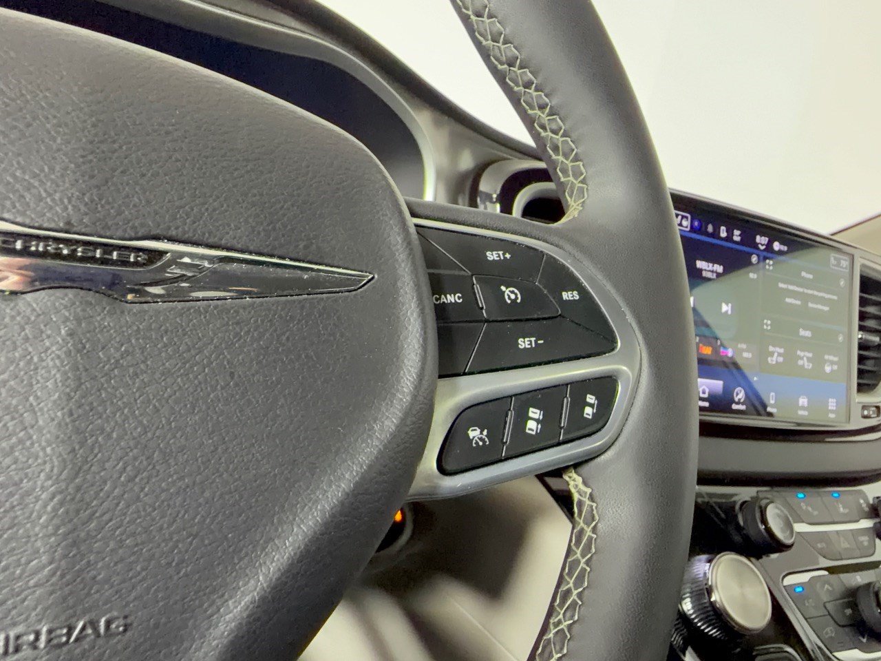 Used 2024 Chrysler Pacifica Touring-L FWD image 19