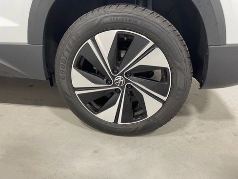 Used 2025 Volkswagen Taos SE AWD/4WD image 11