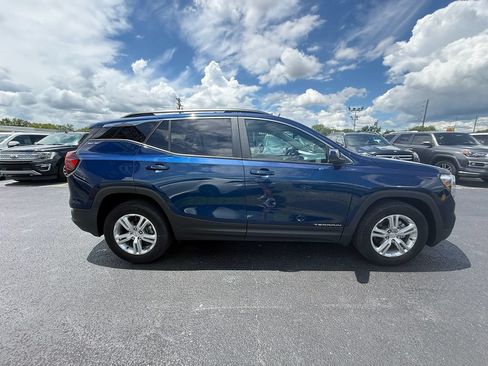 Used 2022 GMC Terrain SLE w/ Driver Convenience Package FWD image 2