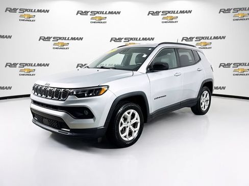 Used 2024 Jeep Compass Latitude AWD/4WD image 3