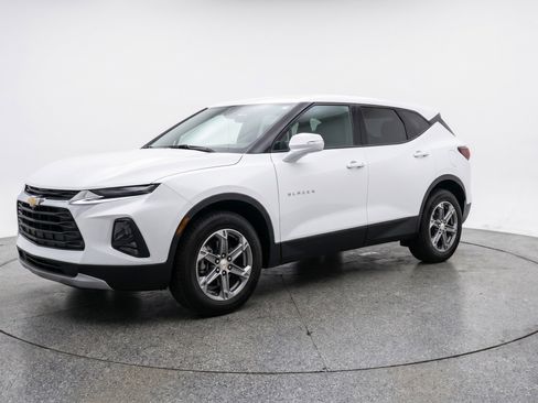 Used 2025 Chevrolet Blazer LT FWD image 3