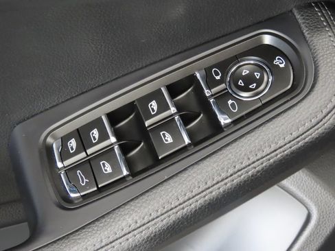 Certified 2025 Porsche Macan AWD/4WD image 38