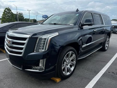 Used 2019 Cadillac Escalade ESV Luxury RWD image 2