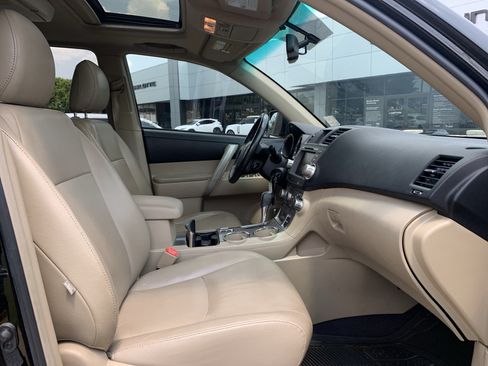 Used 2012 Toyota Highlander SE w/ Tow Pkg FWD image 35