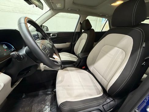 Used 2023 Hyundai Venue SEL image 10