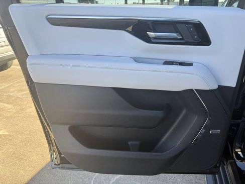 New 2025 Chevrolet Suburban Premier image 28