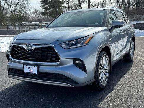 Used 2024 Toyota Highlander Platinum image 10