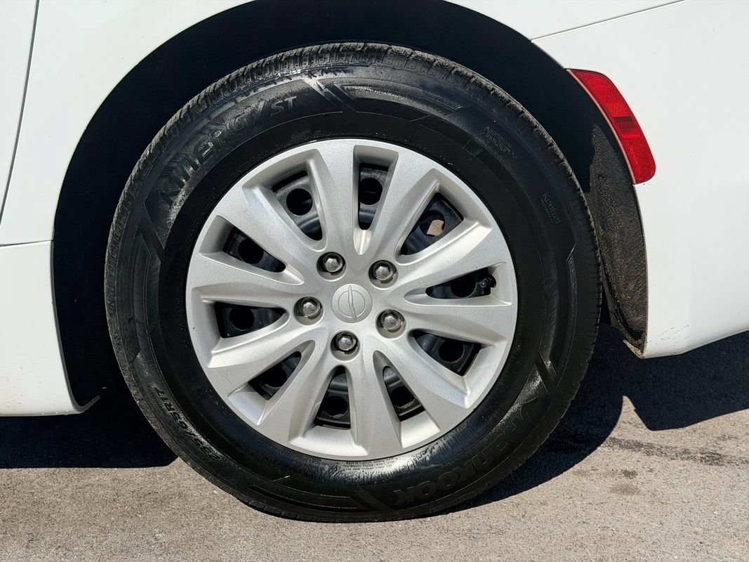 Used 2018 Chrysler Pacifica L FWD image 26