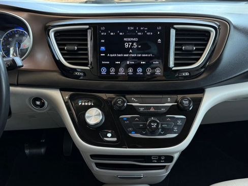 Used 2017 Chrysler Pacifica Touring-L w/ Tire & Wheel Group FWD image 51