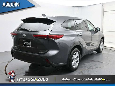 Used 2021 Toyota Highlander LE AWD/4WD image 17