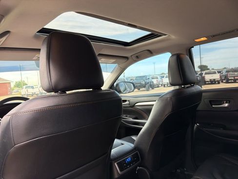 Used 2016 Toyota Highlander XLE AWD/4WD image 19
