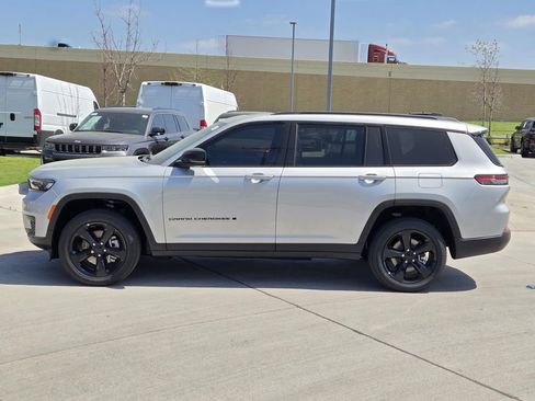 New 2025 Jeep Grand Cherokee L Laredo image 2