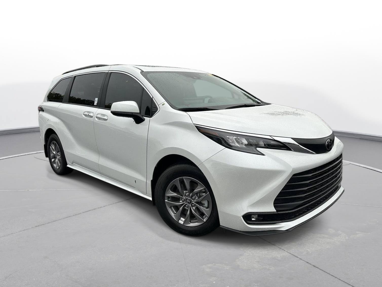 Used 2026 Toyota Sienna XLE FWD image 4