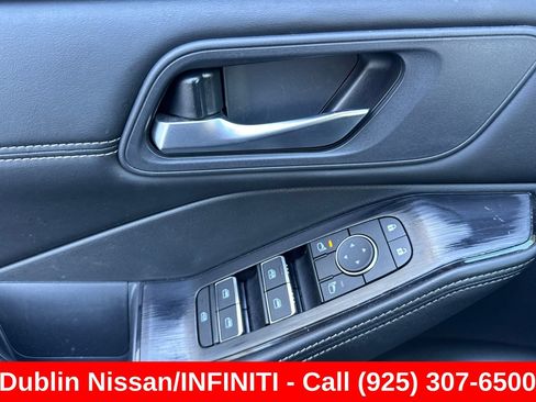Used 2024 Nissan Rogue SL AWD/4WD image 12