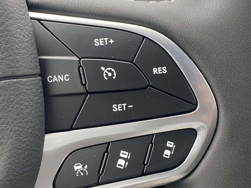 New 2027 Chrysler Pacifica Select FWD image 51