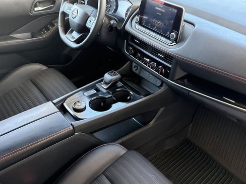 Used 2025 Nissan Rogue SV AWD/4WD image 18
