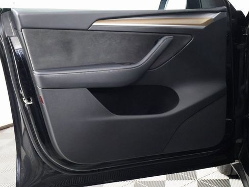 Used 2022 Tesla Model Y Long Range image 12