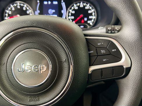 Used 2023 Jeep Renegade Latitude AWD/4WD image 19