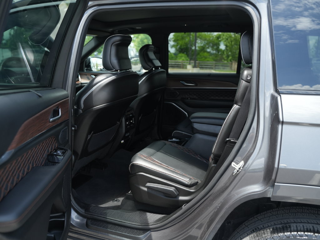 Used 2023 Jeep Grand Cherokee L Summit w/ Advanced Protech Group IV AWD/4WD image 18
