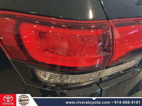 Used 2018 Jeep Grand Cherokee Laredo AWD/4WD image 11