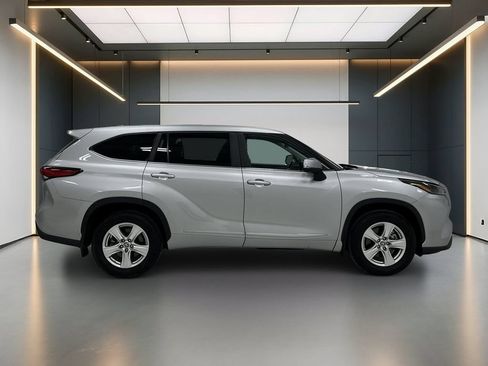 Used 2023 Toyota Highlander LE AWD/4WD image 7