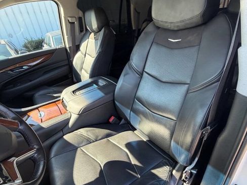 Used 2016 Cadillac Escalade Luxury image 17