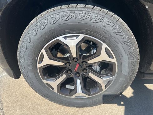 Used 2025 GMC Yukon Denali w/ Denali Reserve Package image 12