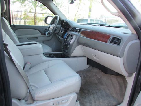 Used 2010 GMC Yukon XL SLT image 13