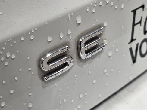 Used 2023 Volkswagen Taos SE w/ Black Wheel Package image 9