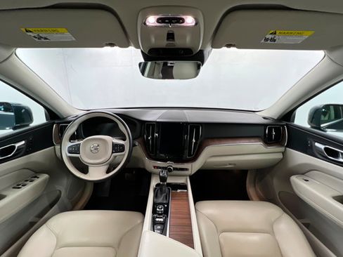 Used 2021 Volvo XC60 T6 Momentum image 9