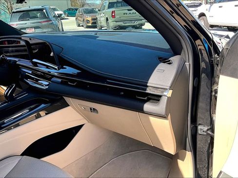 Used 2024 Cadillac Escalade Premium Luxury image 15