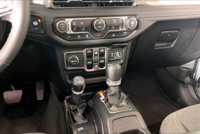 Used 2026 Jeep Wrangler Unlimited Sahara AWD/4WD image 8
