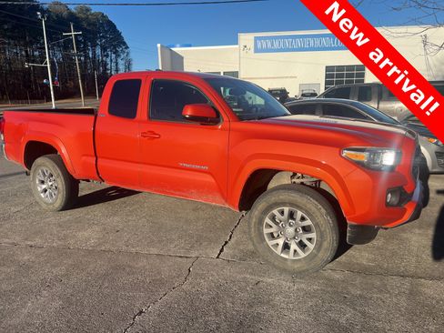 Used 2017 Toyota Tacoma SR5 w/ Tow Package image 2