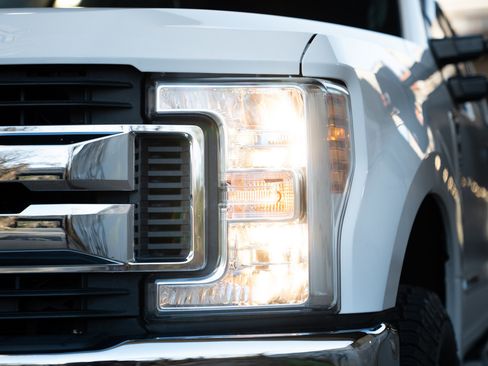 Used 2019 Ford F250 XLT w/ XLT Value Package image 4