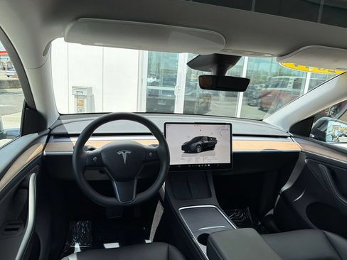 Used 2024 Tesla Model Y Long Range AWD/4WD image 12