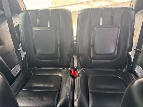 Used 2019 Ford Explorer XLT w/ Equipment Group 202A AWD/4WD image 11