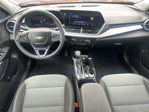 Used 2025 Chevrolet Trax LT w/ LT Convenience Package FWD image 18