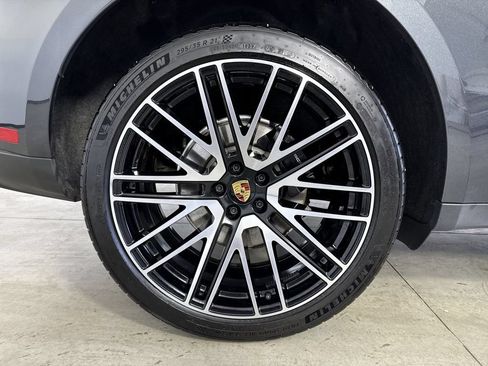 Certified 2026 Porsche Macan AWD/4WD image 16