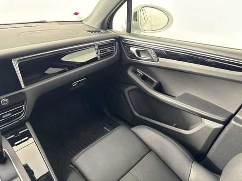 Certified 2025 Porsche Macan image 28