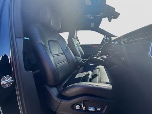 Used 2019 Porsche Cayenne w/ Premium Package image 31