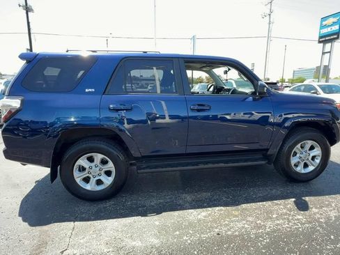 Used 2016 Toyota 4Runner SR5 AWD/4WD image 9