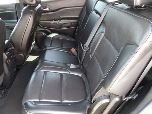 Used 2023 GMC Acadia SLT FWD image 12