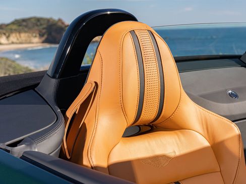 Used 2023 Aston Martin V8 Vantage Roadster image 24