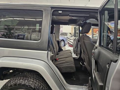 Used 2017 Jeep Wrangler Unlimited Sahara image 33