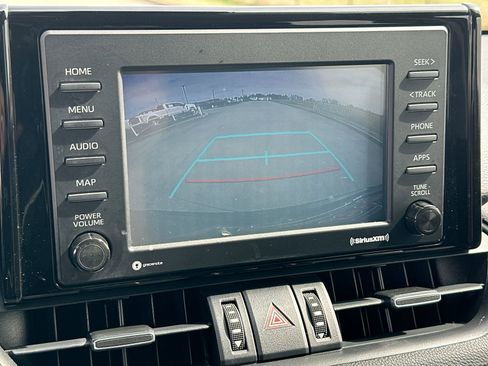 Used 2021 Toyota RAV4 XLE Premium image 17