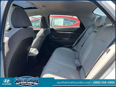 Certified 2025 Hyundai Elantra Limited FWD image 12
