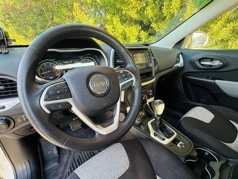 Used 2014 Jeep Cherokee Sport image 43