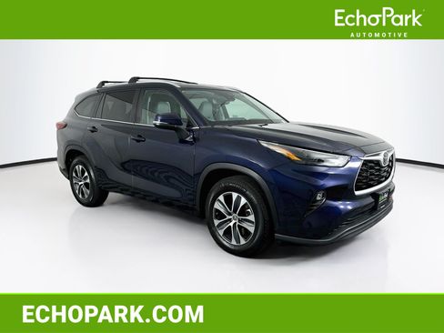 Used 2023 Toyota Highlander XLE FWD image 1