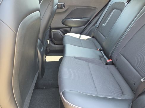 Used 2023 Hyundai Venue Limited FWD image 11