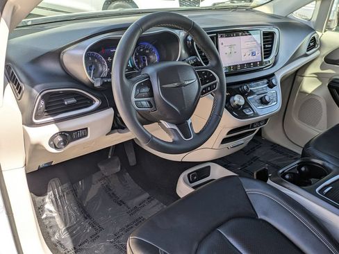 Used 2024 Chrysler Pacifica Touring-L FWD image 14